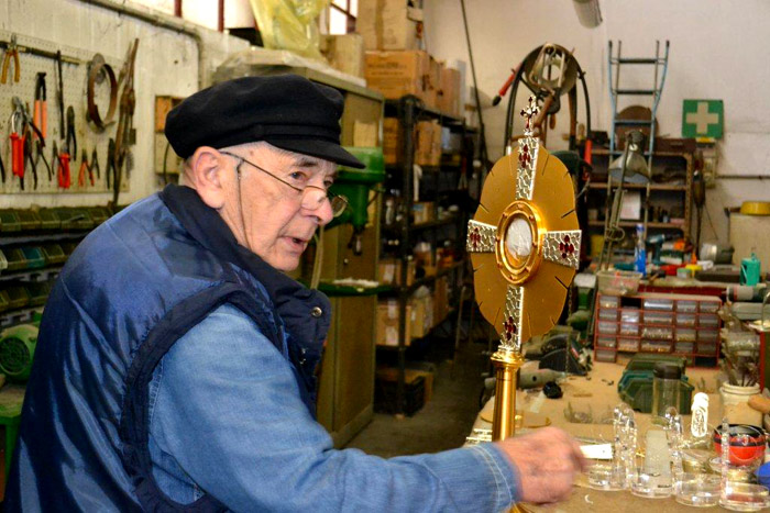 Enzo Segatel avec un ostensoir presque fini Enzo Segatel avec un ostensoir presque fini